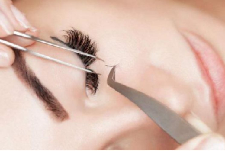 接睫毛是不是眼睛会不舒服？